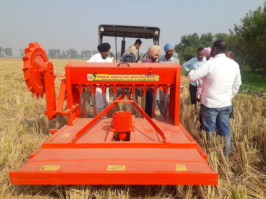 The experts of the university gave training to the farmers regarding surface seeder in village Ajraur and Kheri Ranwan.